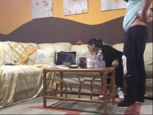 Esperando a que se quede la casa sola para poder follar